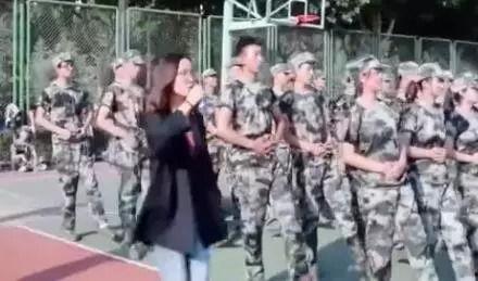 潍坊军训跳舞视频吃瓜群,吃瓜群热议校园风采