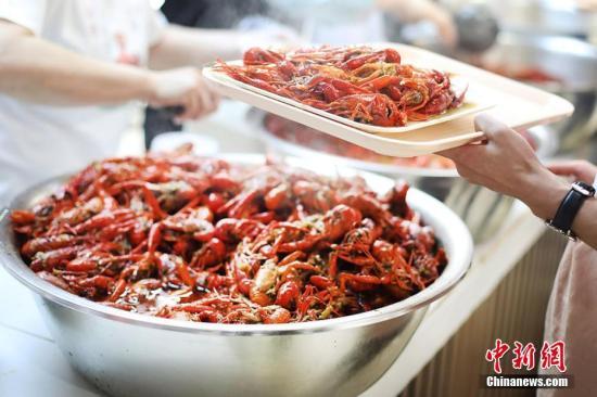 莱芜吃瓜事件小龙虾视频,小龙虾视频引发网友热议