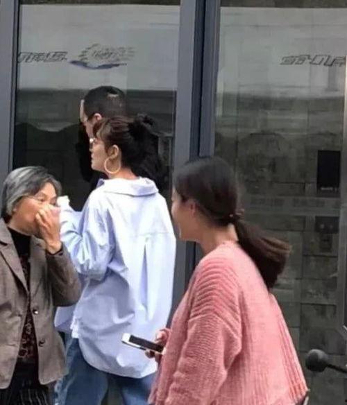 跟朋友吃瓜视频,朋友间的欢乐瞬间